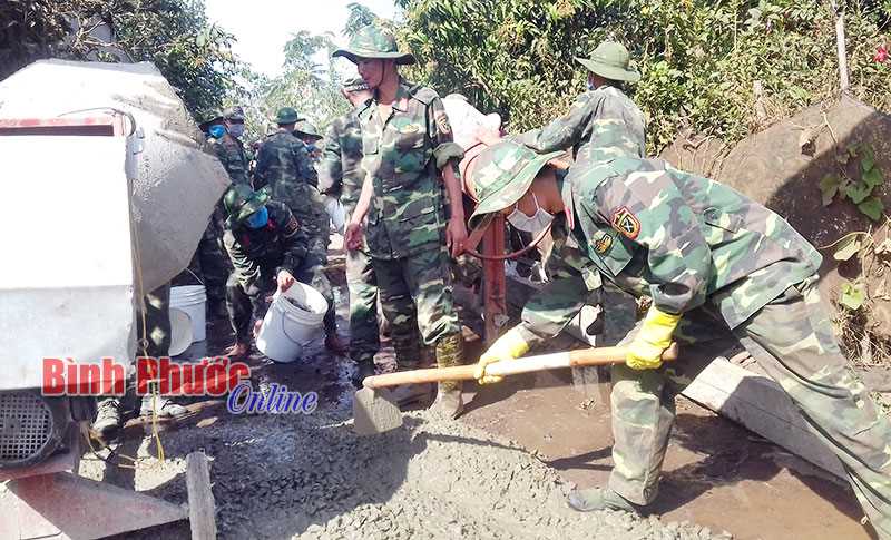 Sư đoàn 302 ra quân làm dân vận tại xã Lộc Khánh