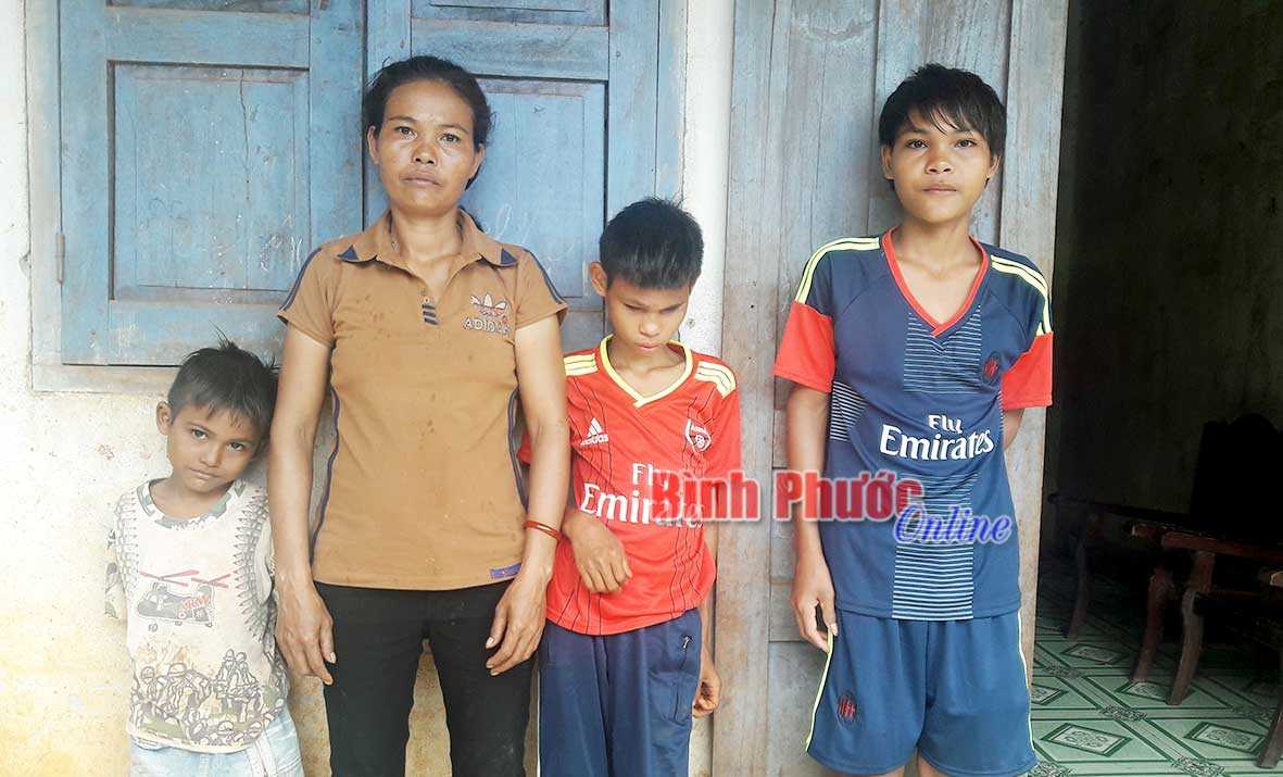 Người mẹ nghèo nuôi 4 con cần giúp đỡ