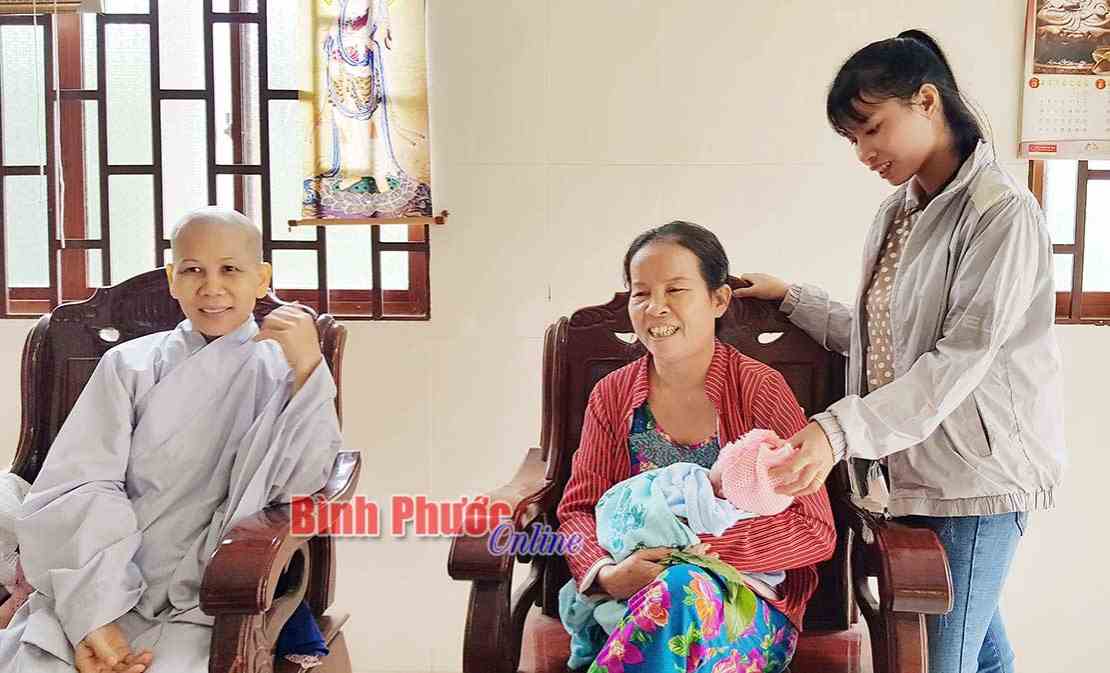 Bé trai sơ sinh bị bỏ rơi tại chùa Thanh Lương Bé trai sơ sinh bị bỏ rơi tại chùa Thanh Lương