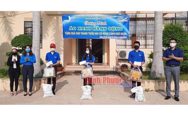 40 học sinh hoàn cảnh khó khăn được tặng quà
