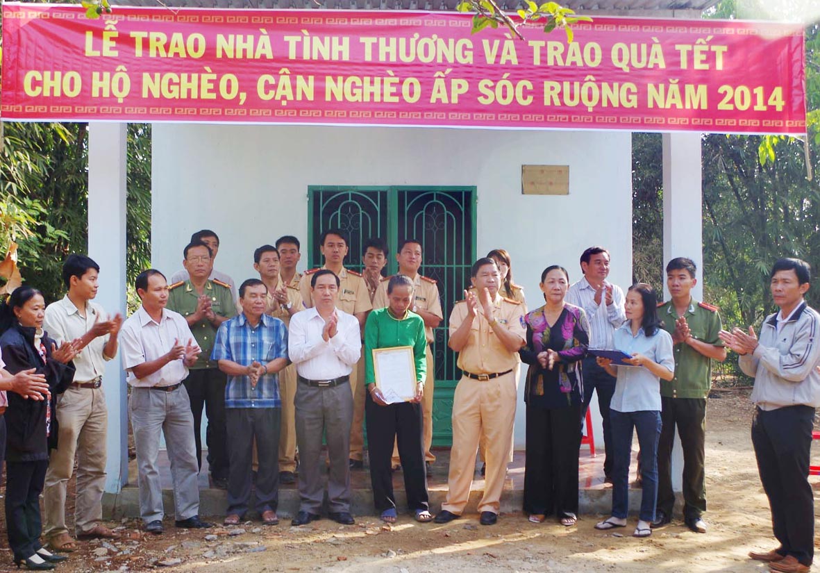 Trao nhà tình thương và tặng quà tết cho hộ nghèo Trao nhà tình thương và tặng quà tết cho hộ nghèo