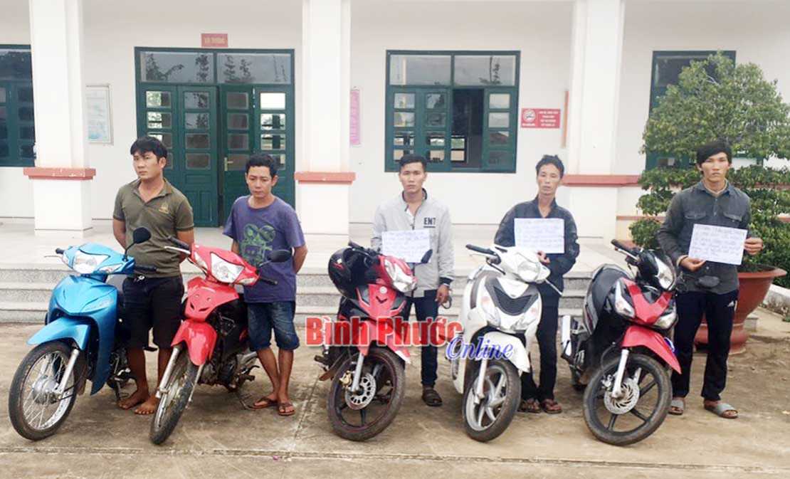 Bàn giao 5 đối tượng vận chuyển xe máy qua Campuchia tiêu thụ Bàn giao 5 đối tượng vận chuyển xe máy qua Campuchia tiêu thụ