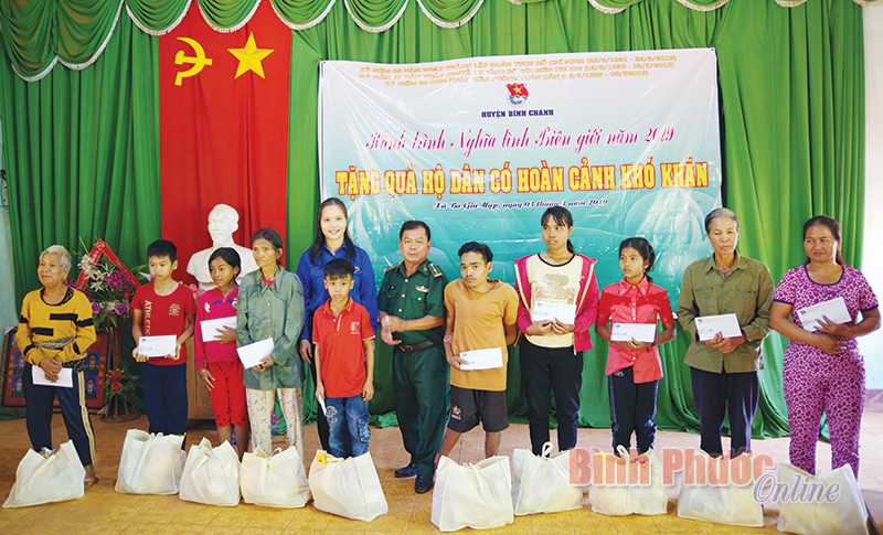 20 hộ nghèo, DTTS ở xã Bù Gia Mập được tặng quà