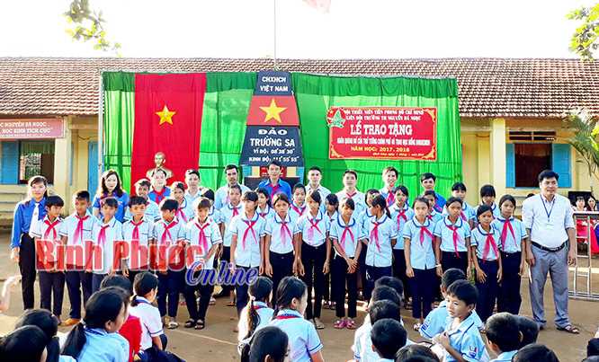 100 đội viên nhận quà của Thủ tướng Chính phủ 100 đội viên nhận quà của Thủ tướng Chính phủ