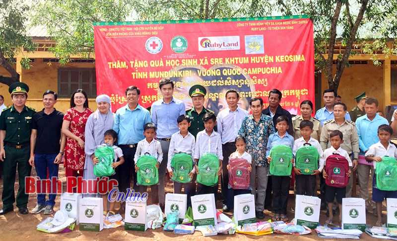 300 phần quà tặng học sinh Campuchia 300 phần quà tặng học sinh Campuchia