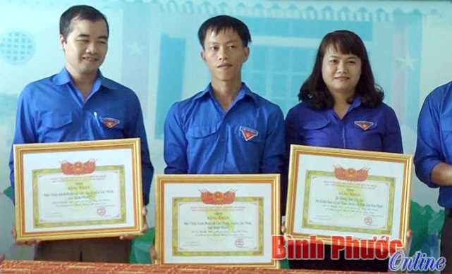 Huyện đoàn Lộc Ninh tổ chức ký kết thi đua Huyện đoàn Lộc Ninh tổ chức ký kết thi đua