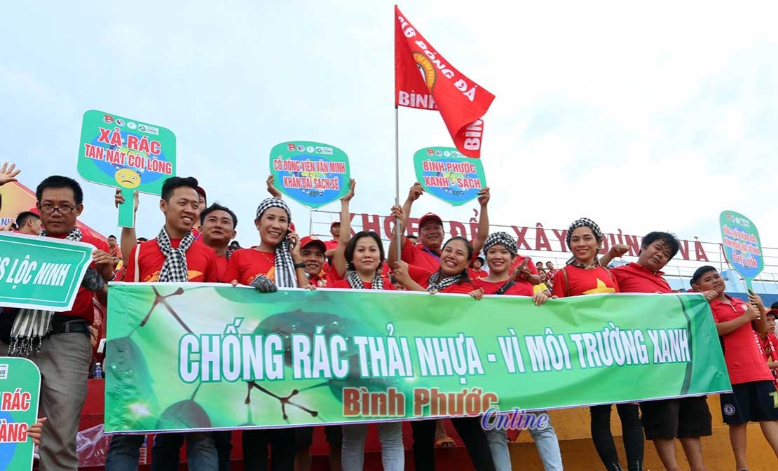 Trashpakers dọn rác thải nhựa sau trận đấu Bình Phước - Cần Thơ Trashpakers dọn rác thải nhựa sau trận đấu Bình Phước - Cần Thơ