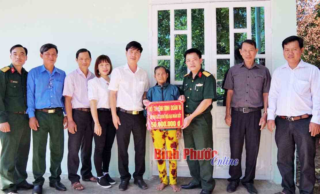 Binh đoàn 16 bàn giao nhà đại đoàn kết Binh đoàn 16 bàn giao nhà đại đoàn kết