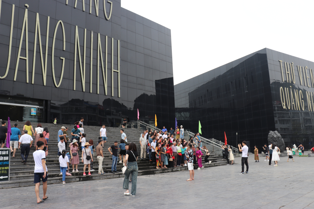 2135609_du_khach_tham_quan_bao_tang_quang_ninh_10512010.jpg