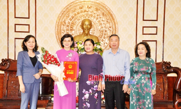 Trao quyết định phê chuẩn kết quả bầu bổ sung Phó chủ tịch UBND tỉnh Trao quyết định phê chuẩn kết quả bầu bổ sung Phó chủ tịch UBND tỉnh