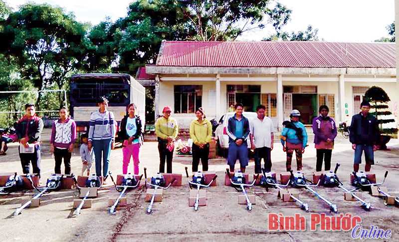 Tặng 122 máy nông cụ và 240 bồn nước sinh hoạt cho hộ nghèo Tặng 122 máy nông cụ và 240 bồn nước sinh hoạt cho hộ nghèo