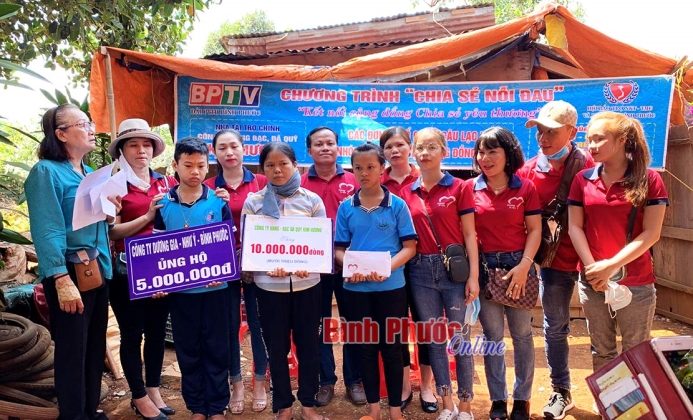 Mang yêu thương đến với gia đình chị Phạm Thị Hảo Mang yêu thương đến với gia đình chị Phạm Thị Hảo