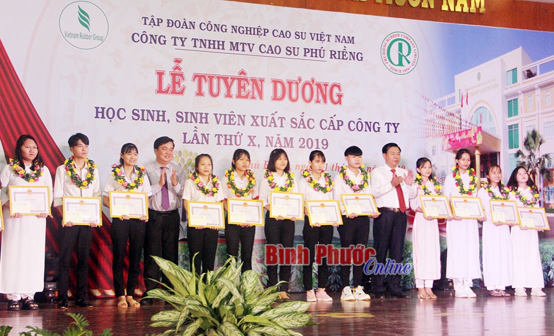 Cao su Phú Riềng tuyên dương 127 học sinh, sinh viên xuất sắc Cao su Phú Riềng tuyên dương 127 học sinh, sinh viên xuất sắc