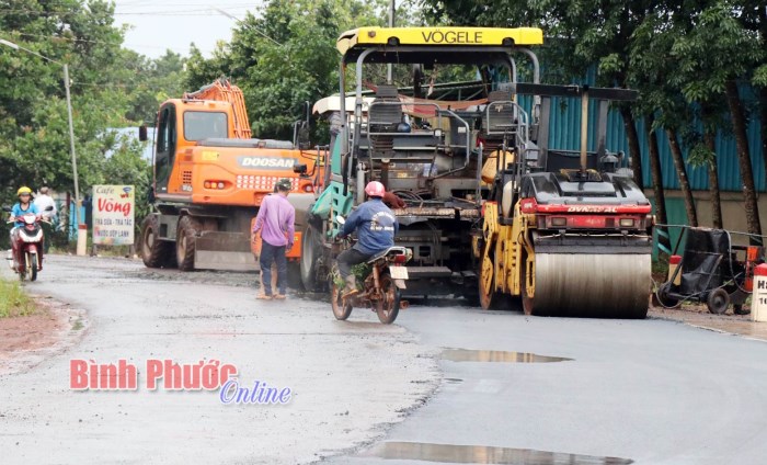 Người dân bức xúc vì thảm nhựa khi nền đường ướt sũng Người dân bức xúc vì thảm nhựa khi nền đường ướt sũng