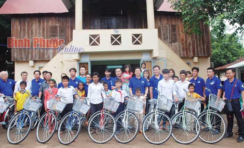 Tặng 10 xe đạp cho học sinh DTTS nghèo vượt khó