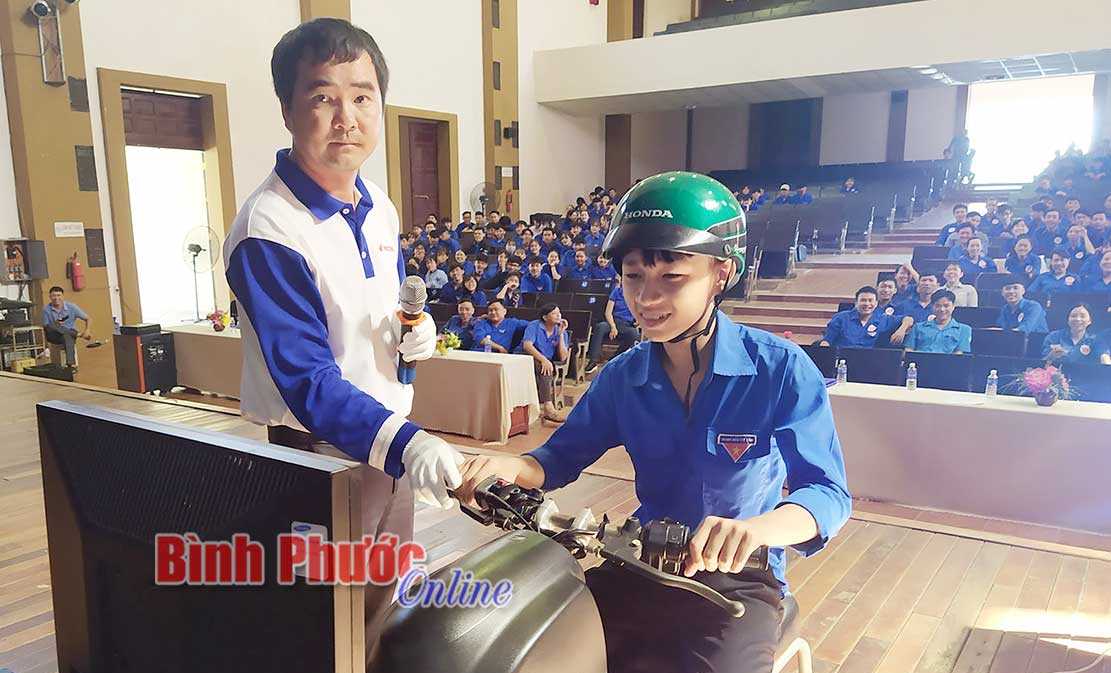 Thanh niên Lộc Ninh tham gia ngày hội văn hóa giao thông Thanh niên Lộc Ninh tham gia ngày hội văn hóa giao thông