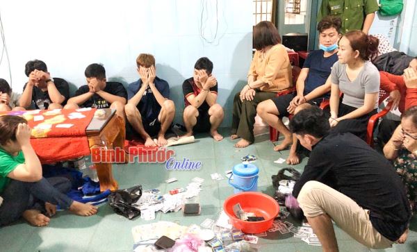Tạm giữ hình sự 11 đối tượng đánh bạc