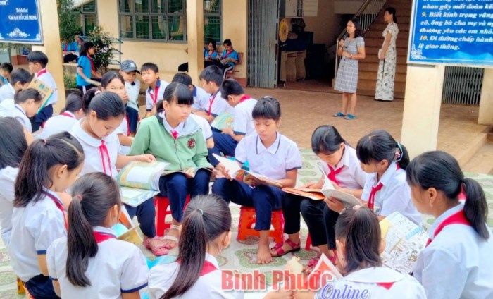 Xe thư viện lưu động đưa sách về các điểm trường huyện Đồng Phú Xe thư viện lưu động đưa sách về các điểm trường huyện Đồng Phú