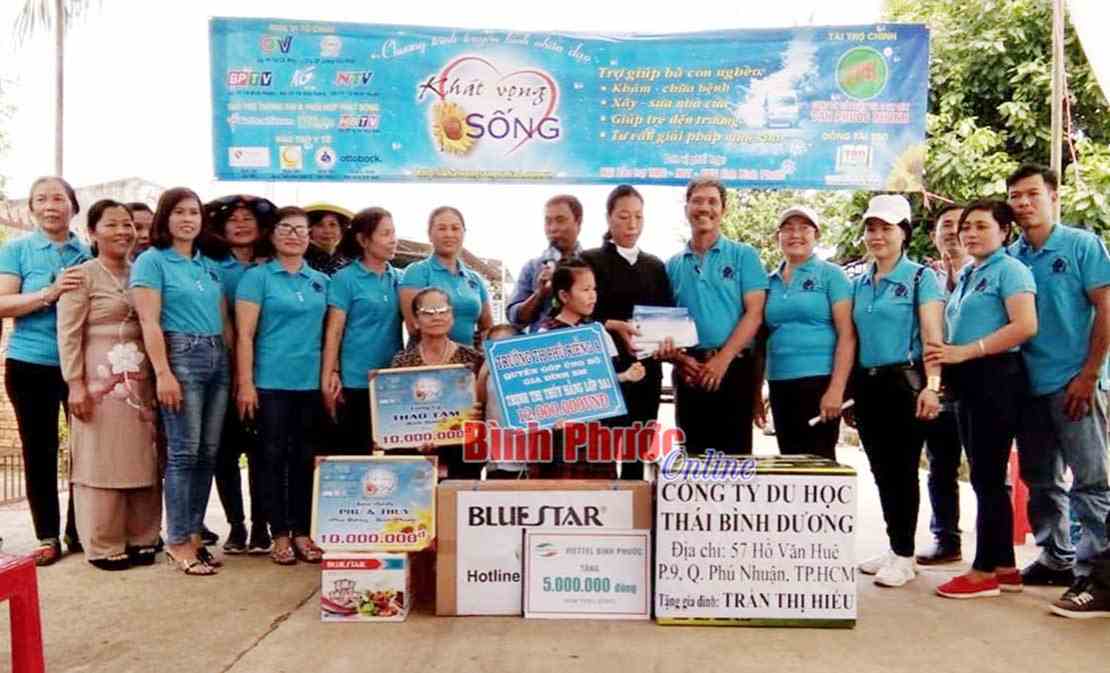 “Khát vọng sống” hỗ trợ gia đình chị Trần Thị Hiểu 250 triệu đồng “Khát vọng sống” hỗ trợ gia đình chị Trần Thị Hiểu 250 triệu đồng