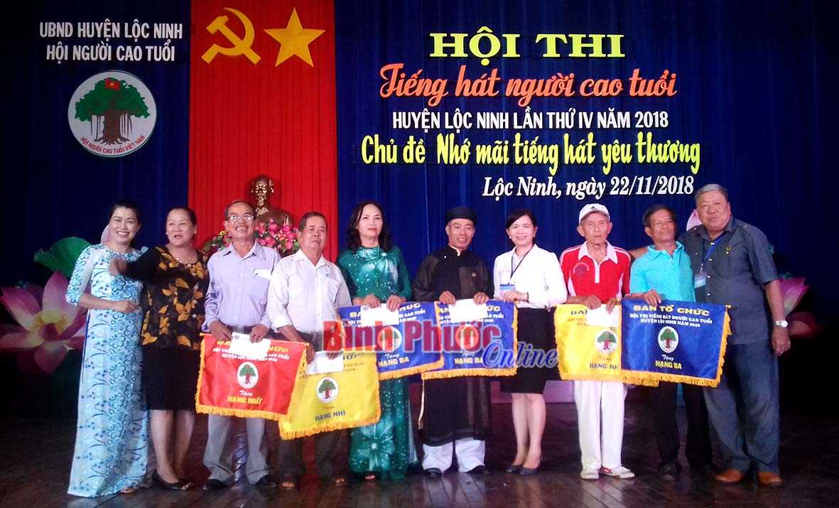 Lộc Ninh thi “Tiếng hát người cao tuổi” lần thứ IV
