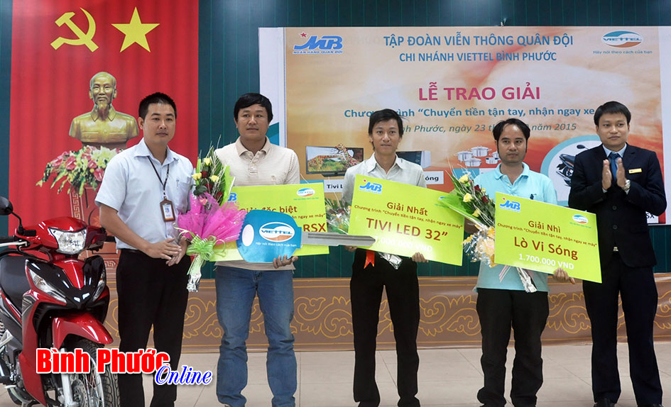 Trao thưởng chương trình “Chuyển tiền liền tay, nhận ngay xe máy” Trao thưởng chương trình “Chuyển tiền liền tay, nhận ngay xe máy”