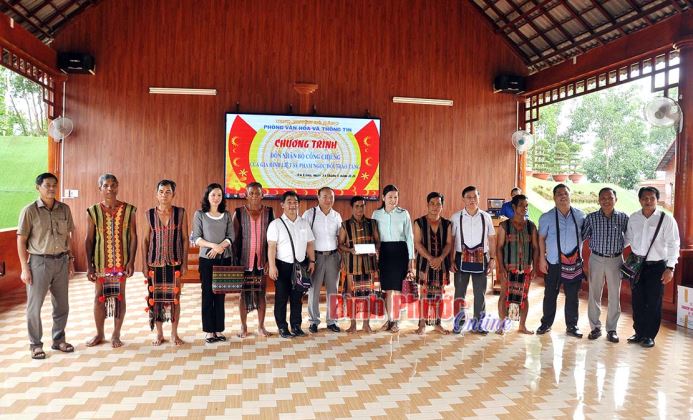 Khu bảo tồn văn hóa dân tộc S’tiêng Sóc Bom Bo được tặng bộ cồng chiêng Khu bảo tồn văn hóa dân tộc S’tiêng Sóc Bom Bo được tặng bộ cồng chiêng