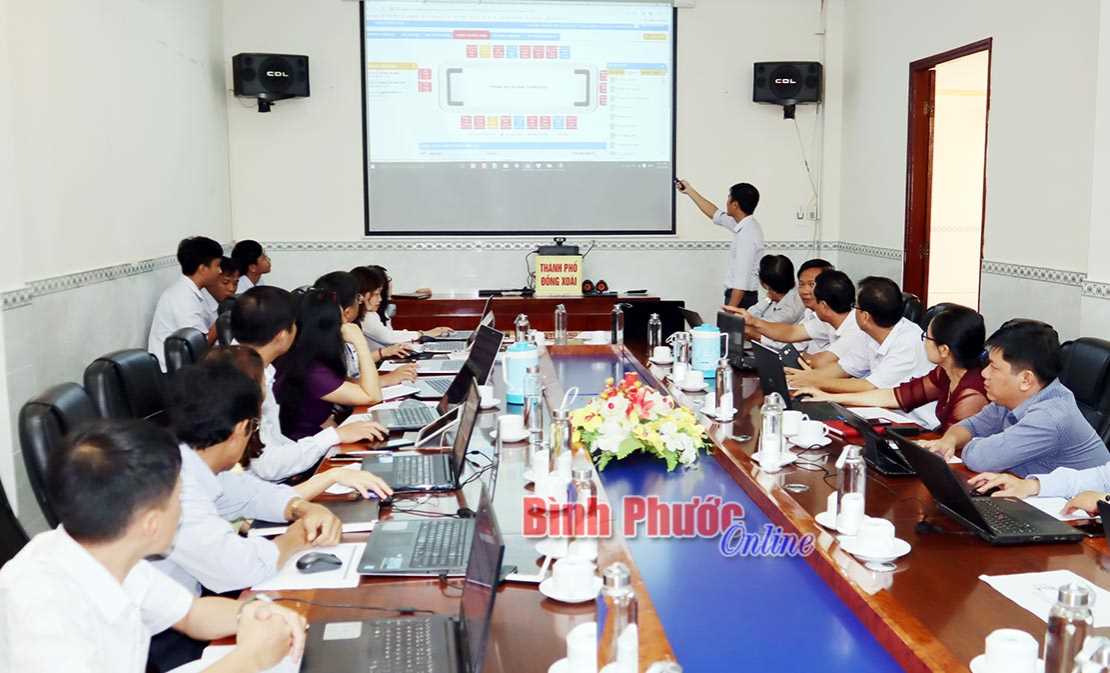 Đồng Xoài triển khai mô hình “Phòng họp không giấy”