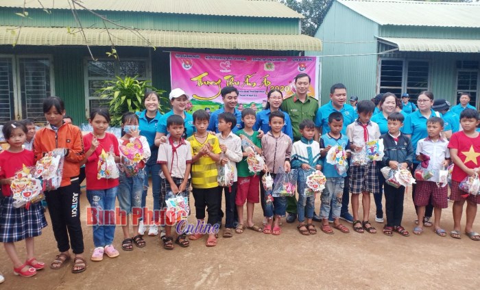 Hơn 1.000 phần quà trung thu tặng trẻ em huyện Bù Đăng Hơn 1.000 phần quà trung thu tặng trẻ em huyện Bù Đăng