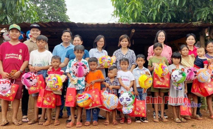 Trung thu ấm áp, yêu thương với trẻ em trên đảo nhỏ Sơn Trung Trung thu ấm áp, yêu thương với trẻ em trên đảo nhỏ Sơn Trung