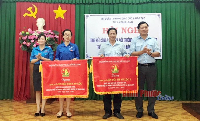 Hơn 1 tỷ đồng “tiếp sức cùng bạn đến trường” Hơn 1 tỷ đồng “tiếp sức cùng bạn đến trường”