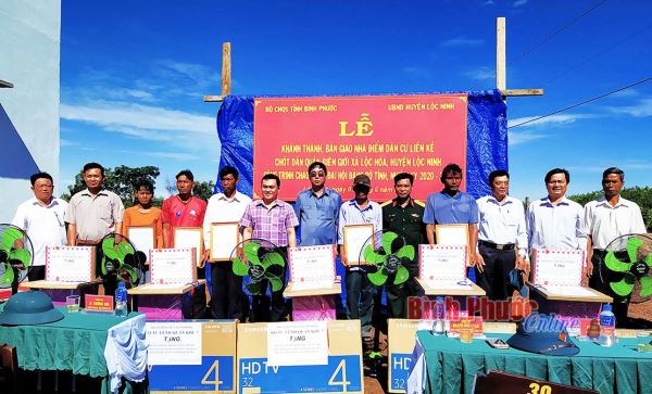Bàn giao nhà điểm dân cư biên giới Lộc Hòa Bàn giao nhà điểm dân cư biên giới Lộc Hòa