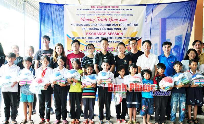 Giao lưu và tặng quà học sinh DTTS Trường tiểu học Minh Lập Giao lưu và tặng quà học sinh DTTS Trường tiểu học Minh Lập