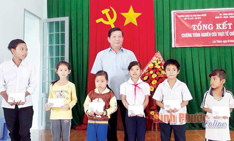 Tặng quà trẻ em nghèo xã Lộc Thành Tặng quà trẻ em nghèo xã Lộc Thành