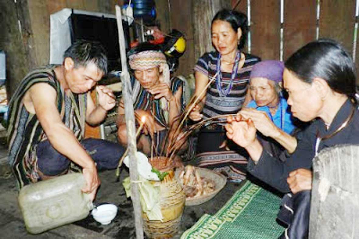 Ngày xuân qua ché rượu cần của đồng bào Xêtiêng Ngày xuân qua ché rượu cần của đồng bào Xêtiêng
