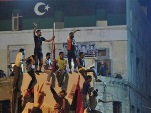 Phiến quân nổi giận vì vợ con Gaddafi tới Algeria