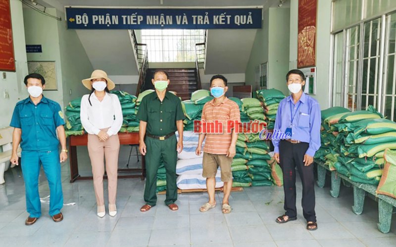 2.055 phần quà hỗ trợ người dân phường Tân Bình 2.055 phần quà hỗ trợ người dân phường Tân Bình