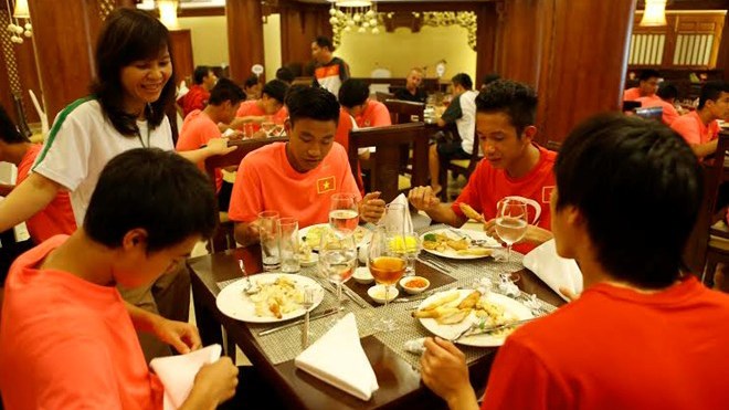 Cầu thủ U19 Việt Nam ăn gì hết 3 triệu đồng/ngày?