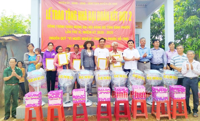Lộc Ninh trao tặng 14 căn nhà đại đoàn kết Lộc Ninh trao tặng 14 căn nhà đại đoàn kết