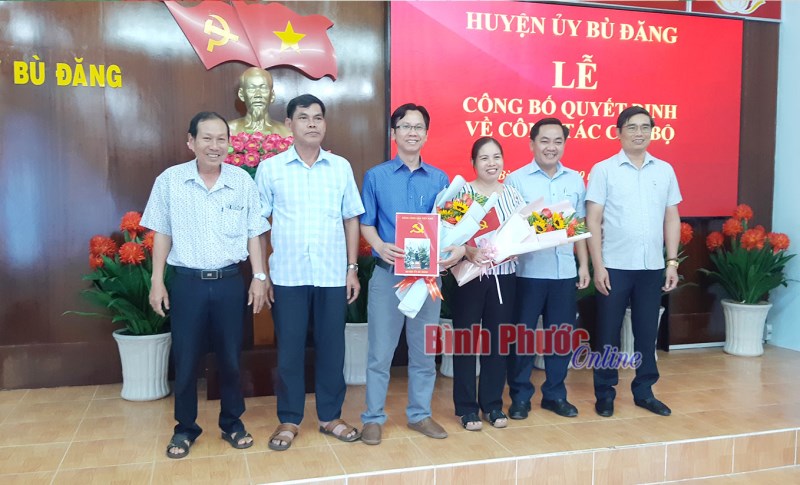 Bù Đăng: Trao quyết định công tác cán bộ Bù Đăng: Trao quyết định công tác cán bộ