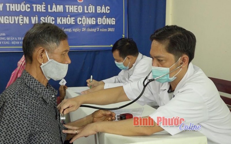 300 người dân được khám bệnh, phát thuốc miễn phí