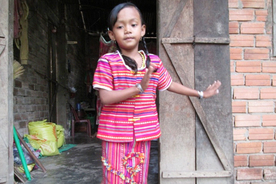 Cháu bé yêu dân ca Xêtiêng Cháu bé yêu dân ca Xêtiêng