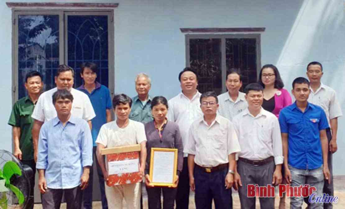 Bù Đăng bàn giao nhà “Nghĩa tình đảng viên” Bù Đăng bàn giao nhà “Nghĩa tình đảng viên”