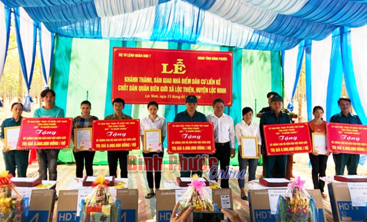 Bàn giao nhà điểm dân cư liền kề chốt dân quân biên giới Bàn giao nhà điểm dân cư liền kề chốt dân quân biên giới