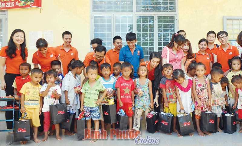 LỘC NINH: Vận động 222,468 triệu đồng “Tiếp bước cho em đến trường” LỘC NINH: Vận động 222,468 triệu đồng “Tiếp bước cho em đến trường”