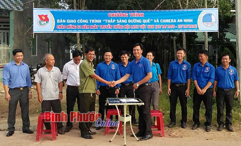 Bàn giao công trình camera an ninh và “Thắp sáng đường quê” Bàn giao công trình camera an ninh và “Thắp sáng đường quê”