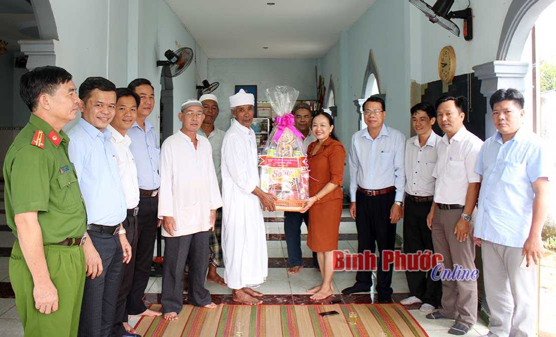 Lãnh đạo huyện Phú Riềng thăm, tặng quà đồng bào Chăm Lãnh đạo huyện Phú Riềng thăm, tặng quà đồng bào Chăm