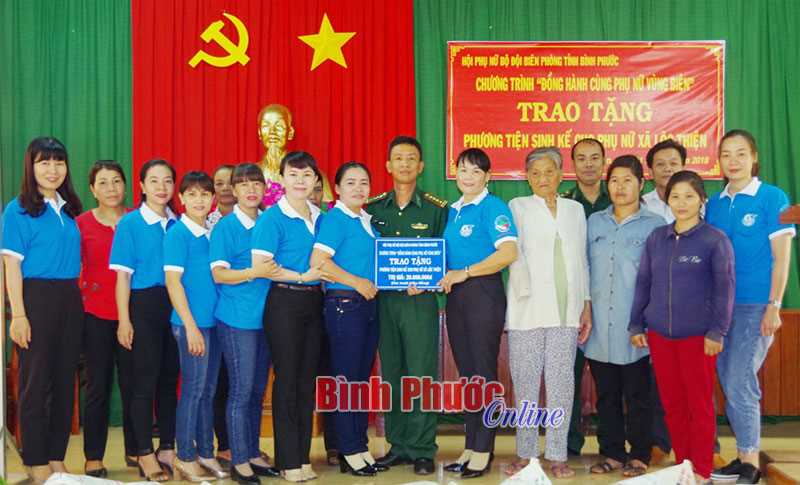 Trao phương tiện sinh kế cho phụ nữ nghèo vùng biên Trao phương tiện sinh kế cho phụ nữ nghèo vùng biên