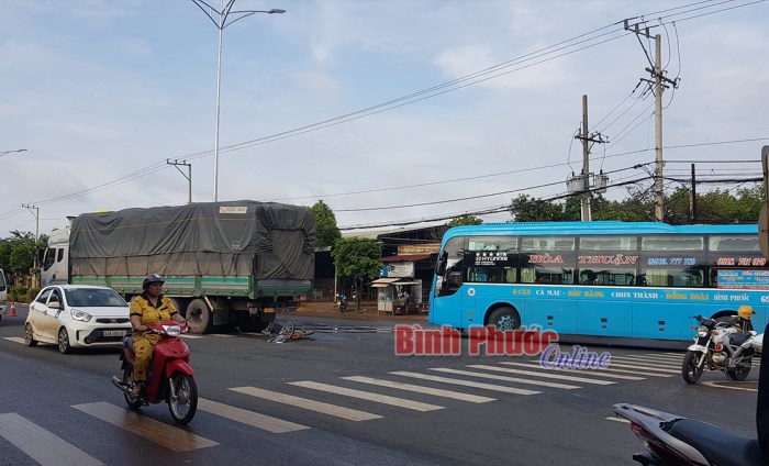 Đang đứng chờ qua đường, nữ sinh lớp 11 bị xe tải cuốn vào gầm Đang đứng chờ qua đường, nữ sinh lớp 11 bị xe tải cuốn vào gầm