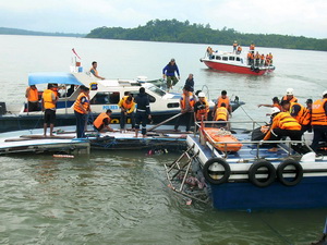 Đắm tàu tại Indonesia làm hơn 10 người thiệt mạng Đắm tàu tại Indonesia làm hơn 10 người thiệt mạng