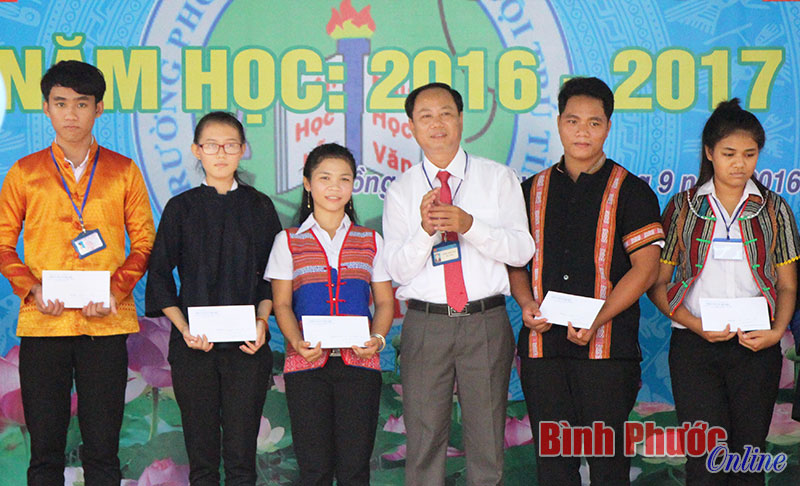 32 học sinh Trường phổ thông DTNT tỉnh được tặng học bổng